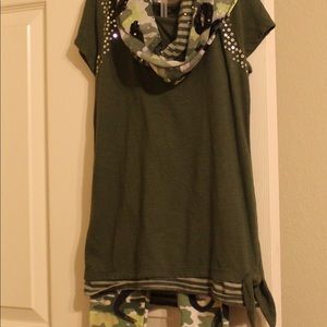 thin scarf ,short sleeve shirt and camo leggings